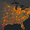 Carte de concentration des États-Unis en gris foncé, parsemée de points jaunes, rouges et orange.